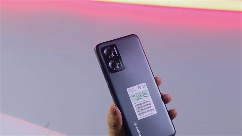 Redmi Note 11E 5G có mặt lưng hoàn thiện từ nhựa, được làm nhám để hạn chế bám mồ hôi và dấu vân tay Redmi Note 11E 5G có mặt lưng hoàn thiện từ nhựa, được làm nhám để hạn chế bám mồ hôi và dấu vân tay