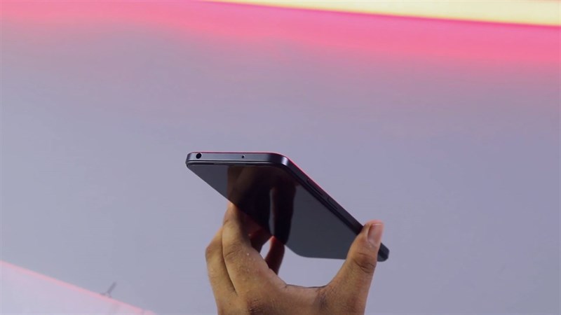 Redmi Note 11E 5G vẫn còn giữ lại lỗ cắm tai nghe 3.5 mm, đặt ở cạnh trên của máy Redmi Note 11E 5G vẫn còn giữ lại lỗ cắm tai nghe 3.5 mm, đặt ở cạnh trên của máy