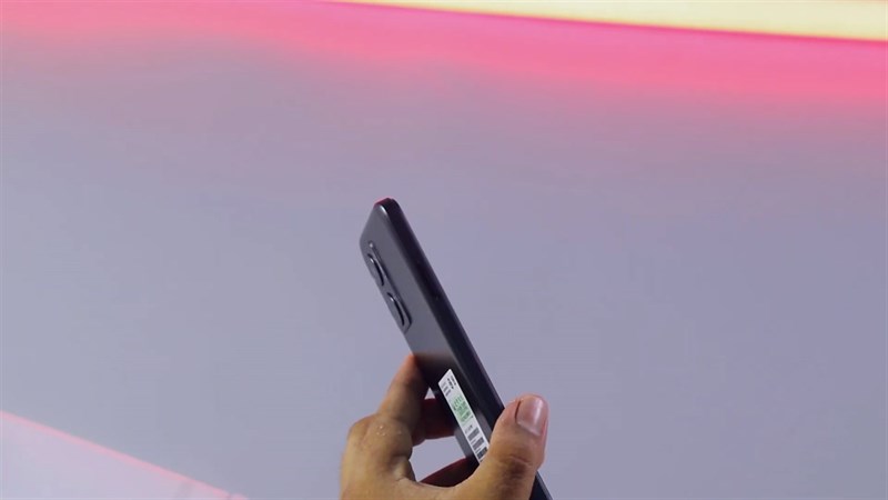 Cạnh trái là nơi đặt khe SIM + thẻ nhớ MicroSD (đựng được 2 SIM + 1 thẻ nhớ) Cạnh trái là nơi đặt khe SIM + thẻ nhớ MicroSD (đựng được 2 SIM + 1 thẻ nhớ)