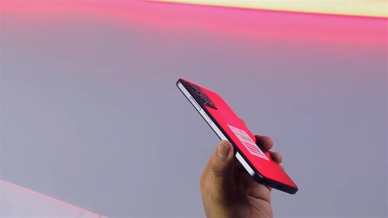 Cạnh phải của Redmi Note 11E 5G là nơi đặt phím nguồn và cụm phím tăng giảm âm lượng Cạnh phải của Redmi Note 11E 5G là nơi đặt phím nguồn và cụm phím tăng giảm âm lượng