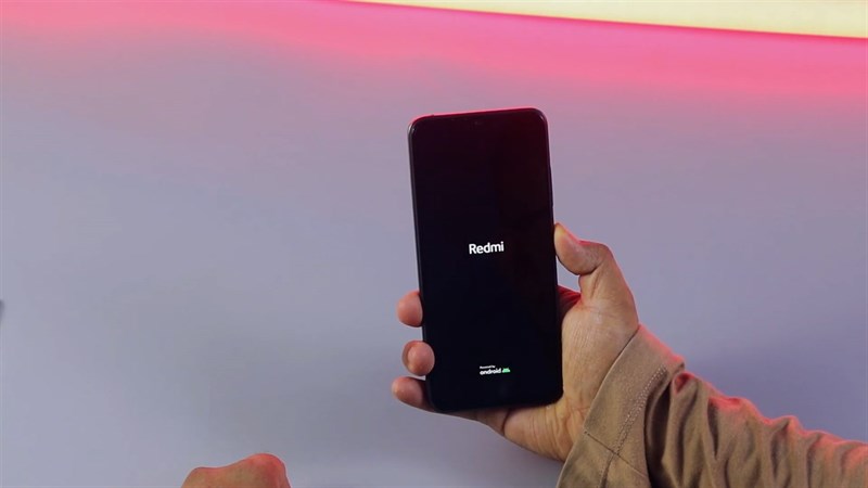 Với kích thước và khối lượng khá lớn thì cảm giác cầm Redmi Note 11E 5G sẽ không thực sự thoải mái Với kích thước và khối lượng khá lớn thì cảm giác cầm Redmi Note 11E 5G sẽ không thực sự thoải mái