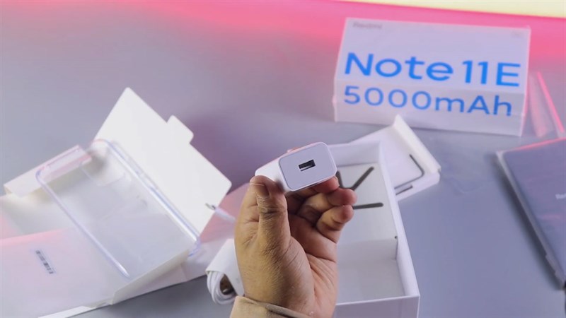 Củ sạc Redmi Note 11E 5G có công suất 18 W được tặng kèm trong hộp Củ sạc Redmi Note 11E 5G có công suất 18 W được tặng kèm trong hộp