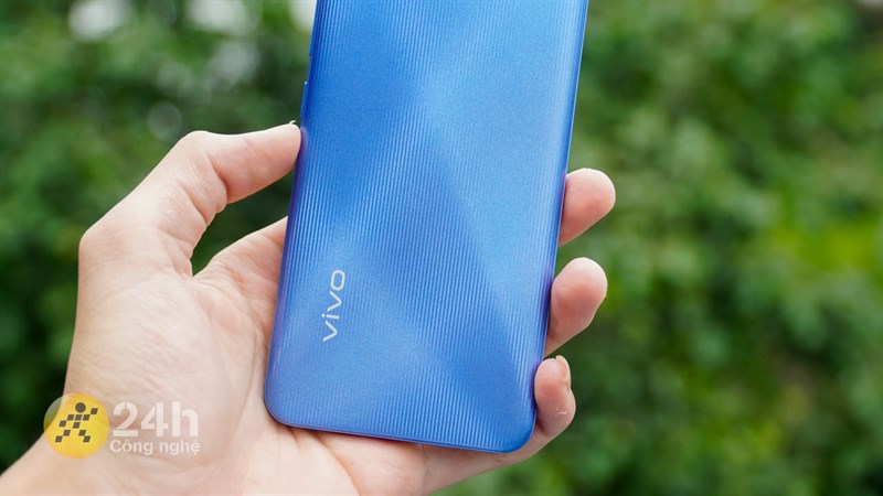 In addition, the back of Vivo Y01 is finished from high-quality Polymer plastic, combined with vertical ridges to help limit sweat and fingerprints on the body during use. In addition, in the left corner of the back, we will also encounter the Vivo logo to help the device increase brand recognition better.