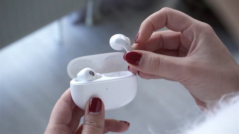 Hộp sạc của Xiaomi Buds 3T Pro có thiết kế dạng bầu dục giúp cầm nắm thoải mái