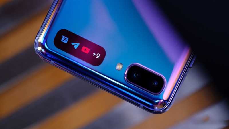 Màn hình phụ 1.06 inch trên Galaxy Z Flip đời đầu