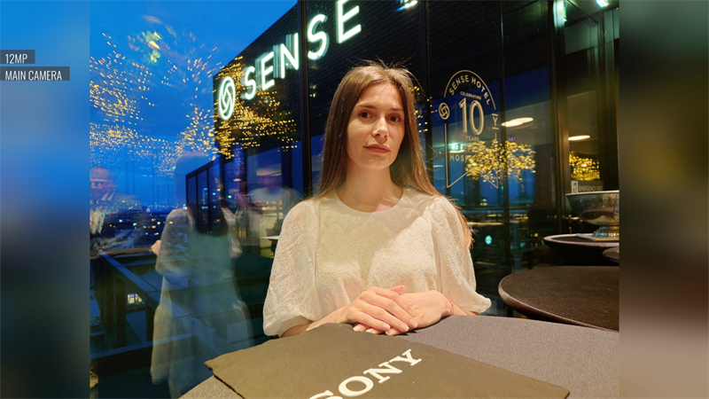 Ảnh chụp người trong điều kiện thiếu sáng từ camera chính Xperia 1 V. Nguồn: GSMArena. Ảnh chụp người trong điều kiện thiếu sáng từ camera chính Xperia 1 V. Nguồn: GSMArena.