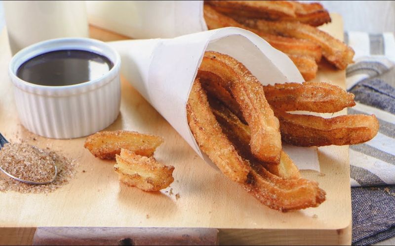 Bánh quẩy Tây Ban Nha (churros)