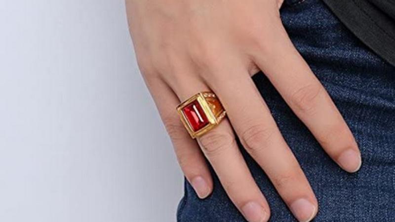 Nên đeo nhẫn phong thủy mệnh Hỏa màu gì, ngón tay nào để thuận lợi hơn  trong công việc?