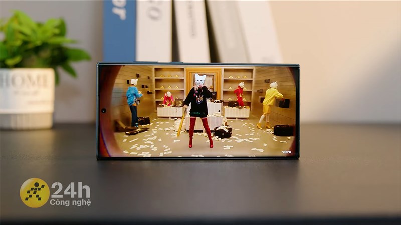 Mình có thể giải trí mọi lúc, mọi nơi với màn hình của Galaxy S22 Ultra. Mình có thể giải trí mọi lúc, mọi nơi với màn hình của Galaxy S22 Ultra.