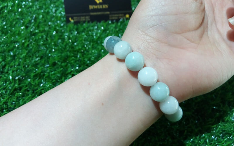 Tránh vòng có màu sắc tương khắc như màu trắng thuộc mệnh Thủy cho người mệnh Hỏa Tránh vòng có màu sắc tương khắc như màu trắng thuộc mệnh Thủy cho người mệnh Hỏa