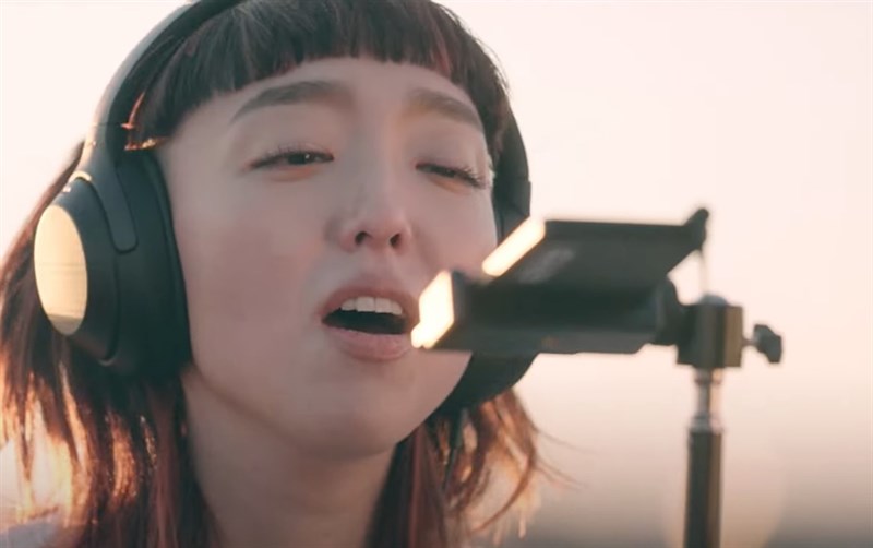 Hình ảnh Xperia 1 IV lộ diện qua video teaser cho thấy thiết bị vẫn sẽ sở hữu cổng tai nghe 3.5 mm. Nguồn: Sony. Hình ảnh Xperia 1 IV lộ diện qua video teaser cho thấy thiết bị vẫn sẽ sở hữu cổng tai nghe 3.5 mm. Nguồn: Sony.