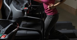 Cách tra dầu máy chạy bộ tại nhà đơn giản ai cũng làm được