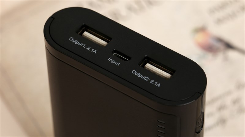 AVA+ LA Y68 được trang bị hai cổng ra giúp bạn tiết kiệm thời gian khi sạc cùng lúc nhiều thiết bị. AVA+ LA Y68 được trang bị hai cổng ra giúp bạn tiết kiệm thời gian khi sạc cùng lúc nhiều thiết bị.