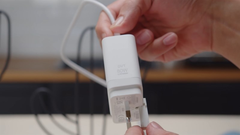 OPPO Find X5 Pro 5G được trang bị của sạc Super VOOC 80 W