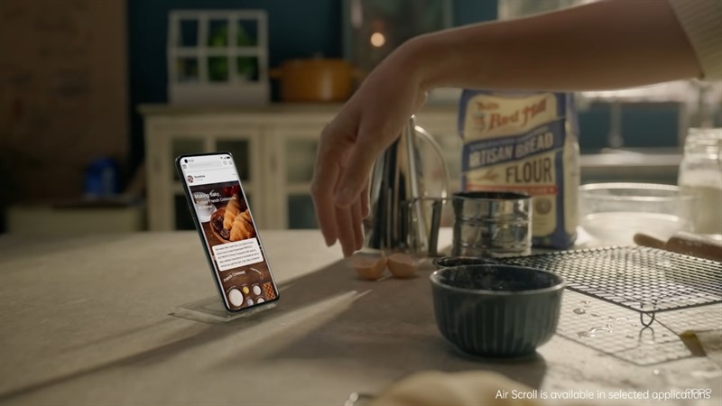 Bạn có thể điều khiển chiếc điện thoại một cách dễ dàng ngay cả khi nấu ăn