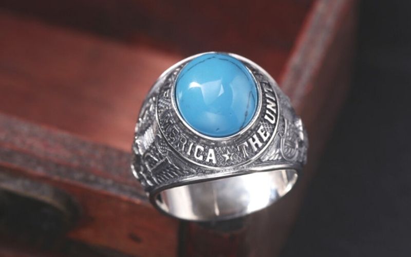 Nhẫn phong thủy mệnh thủy thường được làm từ ngọc có màu xanh lam