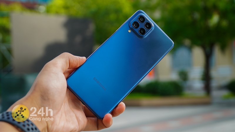 Với mặt lưng làm từ nhựa thì Galaxy M53 5G có khối lượng khá nhẹ và mang lại cảm giác cầm nắm tương đối thoải mái