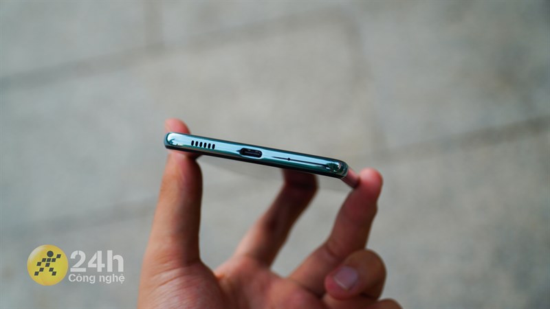 Cạnh đáy của Galaxy M53 5G là nơi đặt loa ngoài, mic thoại và cổng sạc USB Type-C