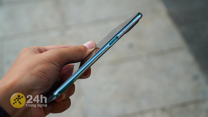 Cạnh phải của Galaxy M53 5G gồm phím nguồn và cụm phím tăng giảm âm lượng