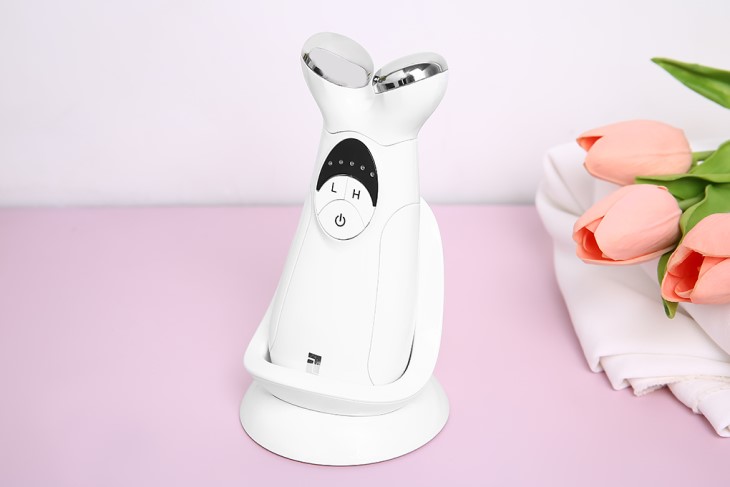 Có nên mua máy massage mặt không Máy massage mặt và mắt nâng cơ, cải thiện sắc tố da Lifetrons EP-400 là sản phẩm rất đáng mua nhờ công nghệ ánh sáng photon đỏ, microcurrent hiện đại, giúp mang lại hiệu quả massage vượt trội