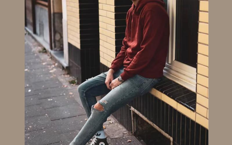 Giày converse nam cổ cao với áo hoodie và quần jeans