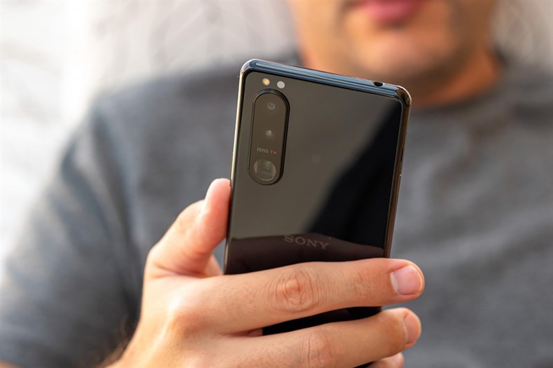 Cụm camera Xperia 5 V có độ phân giải hơi 'rén' 12 MB.