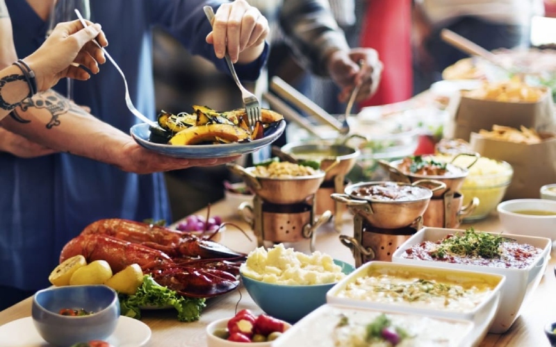 Buffet là hình thức ăn uống mà chúng ta có thể đi đứng, ngồi hay lấy thức ăn tùy thích