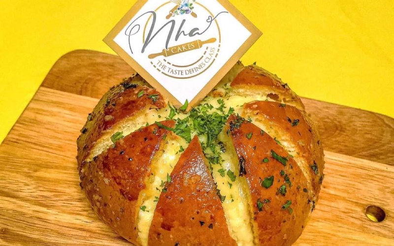 Nha Cake rất nổi tiếng với bánh mì bơ tỏi phô mai