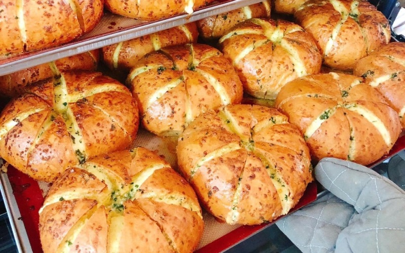 Bánh mì bơ tỏi phô mai của Tiệm bánh cô Sen đầy đặn, óng ánh