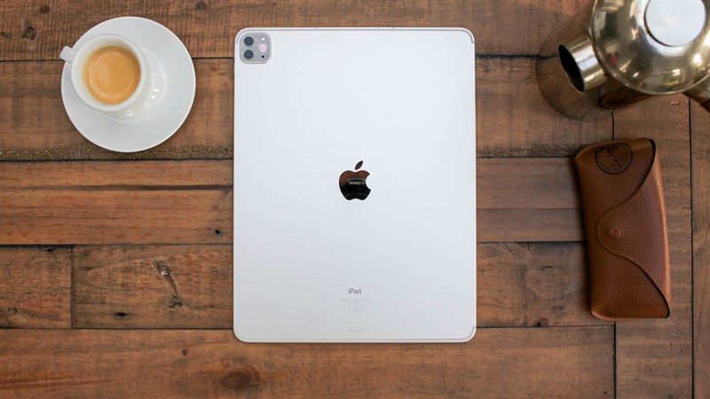 iPad Pro M1 12.9 inch sở hữu thiết kế vuông vức và sang trọng