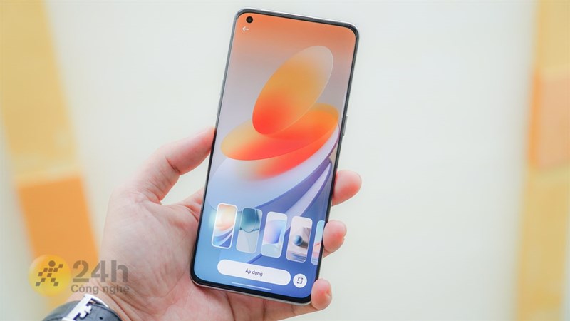 Mặt trước OPPO Find X5 Pro 5G là màn hình có kích thước 6.7 inch