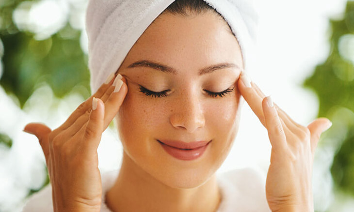 Eye massage helps to stimulate circulation