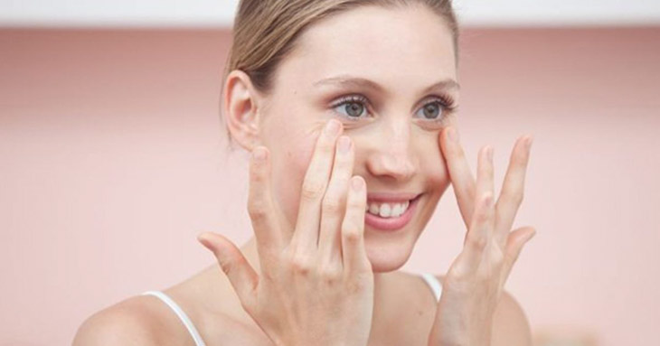 Thực hiện các động tác massage mắt hằng ngày là cách đơn giản nhưng hiệu quả để chăm sóc mắt