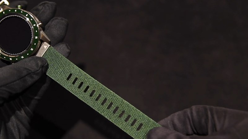 Sợi dây đeo của Garmin MARQ Golfer có tông màu Xanh tương đồng với màu sân golf
