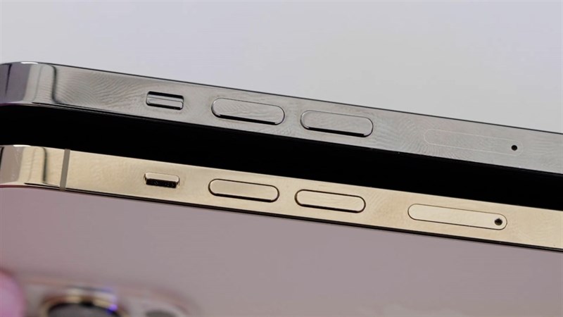Cạnh trái của iPhone 14 Pro Max là nơi đặt cụm phím tăng giảm âm lượng, khe SIM và công tác chuyển nhanh chế độ im lặng