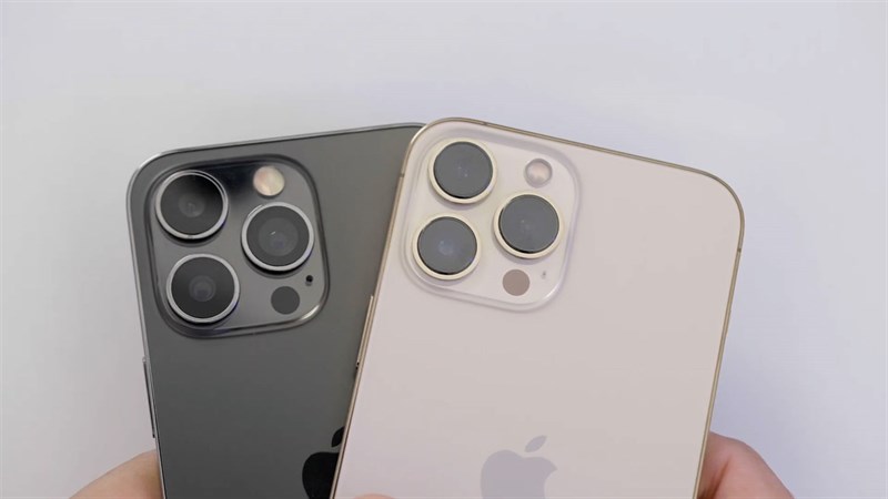iPhone 14 Pro Max bản dựng (màu đen) đặt cạnh iPhone 13 Pro Max (màu vàng)