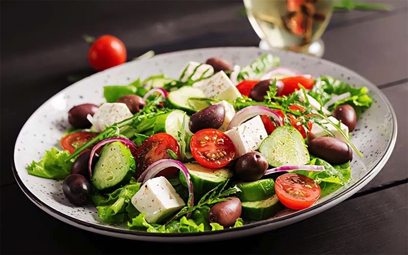 Bật mí cách làm salad Hy Lạp đơn giản, giòn mát cực bổ dưỡng