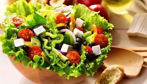 Bật mí cách làm salad Hy Lạp đơn giản, giòn mát cực bổ dưỡng