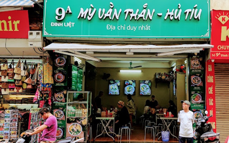 Quán nhìn từ bên ngoài