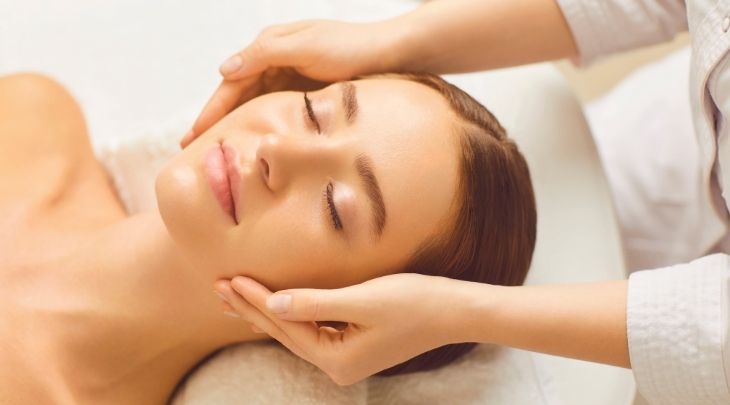 Massage da đầu giúp cải thiện lưu thông máu cho da đầu