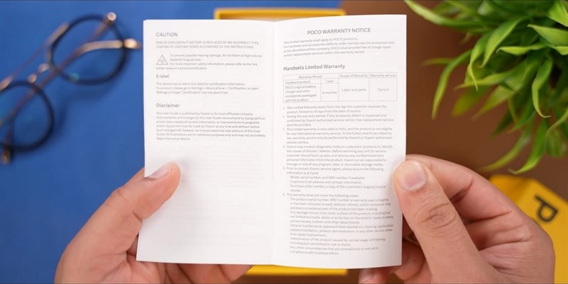 Bên trọng hộp đựng POCO M4 5G là sách hướng dẫn sử dụng