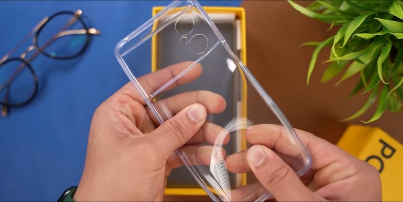 Người dùng khi mua POCO M4 5G sẽ được tặng kèm một ốp lưng dẻo giúp bảo vệ máy