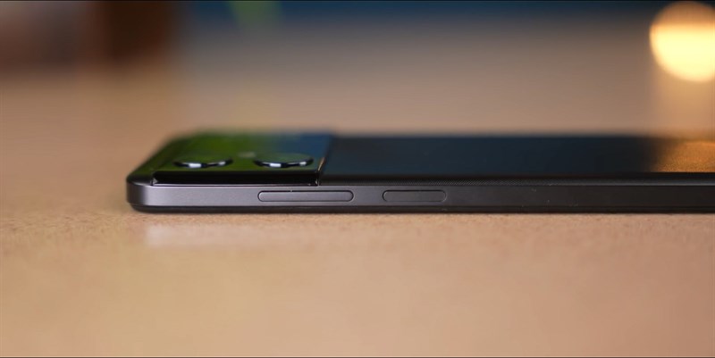 Cạnh phải của POCO M4 5G với nút tăng giảm âm lượng và nút nguồn tích hợp cảm biến vân tay