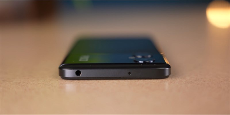 Ở cạnh trên của POCO M4 5G sẽ là sự hiện hữu của jack tai nghe 3.5 mm 'thần thánh'