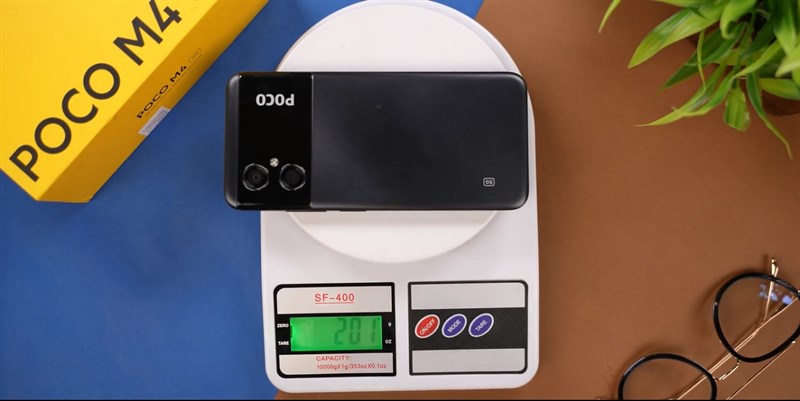 POCO M4 5G sở hữu khối lượng chỉ có 200 g cùng với thiết kế module camera vô cùng nổi bật