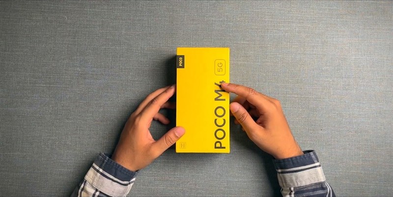Hộp đựng của POCO M4 5G với thiết kế đơn giản cùng màu vàng chủ đạo quen thuộc