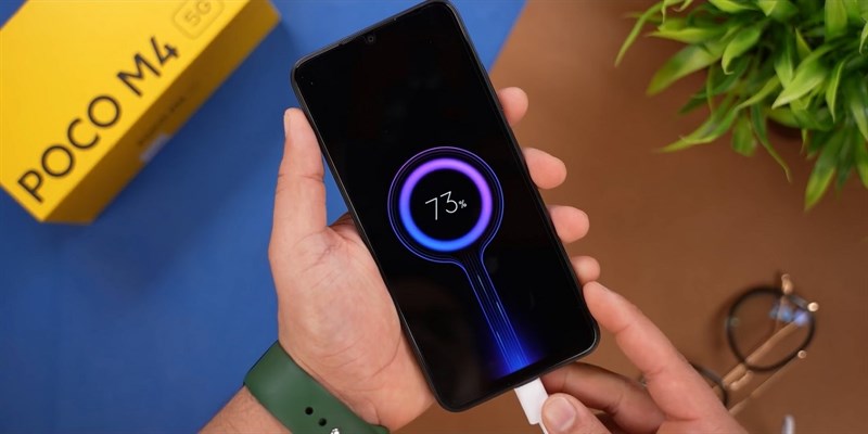 POCO M4 5G được cung cấp năng lượng bởi viên pin 5.000 mAh, hỗ trợ sạc nhanh 22.5 W
