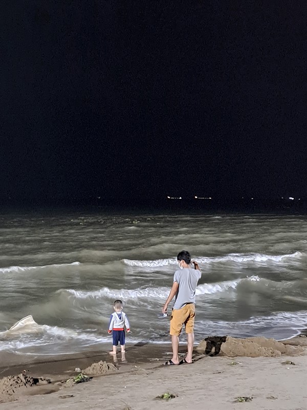 Trông 2 bố con họ có vẻ khá thích thú khi đi biển. Trông 2 bố con họ có vẻ khá thích thú khi đi biển.