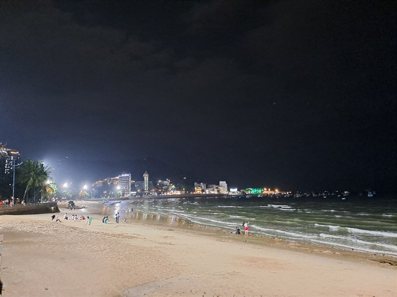 Khung cảnh biển Vũng Tàu về đêm trông cũng sống động lắm các bạn ạ. Khung cảnh biển Vũng Tàu về đêm trông cũng sống động lắm các bạn ạ.