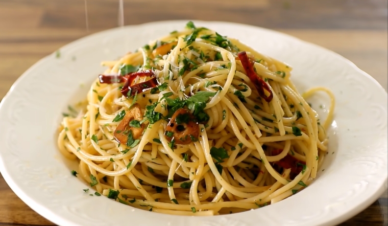 Công thức làm Spaghetti Aglio e Olio - mì Ý sốt dầu tỏi chuẩn vị nhà hàng